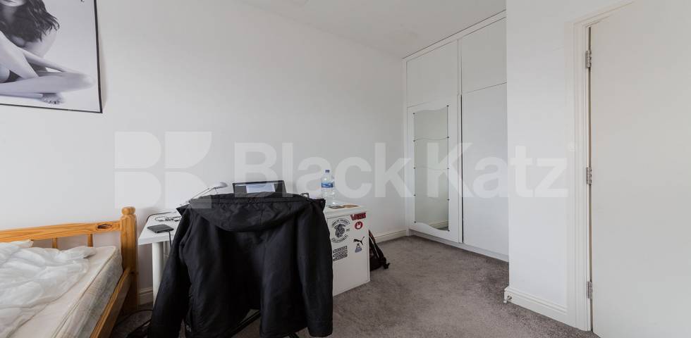 Fantastic spacious three bed mins to tube and shops  Hillmarton Road, Caledonian Road